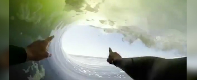 Copertina di L’onda non finisce più: questo surfer la cavalca per un chilometro e mezzo. Lo spettacolo dalla body cam