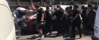 Copertina di Tassisti contro Uber, caos e disordini a Barcellona: auto ribaltate, sassi contro i conducenti e due feriti