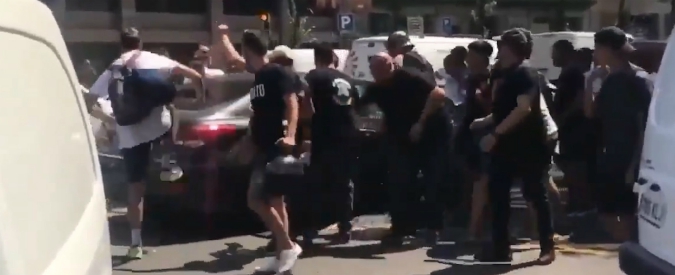 Copertina di Tassisti contro Uber, caos e disordini a Barcellona: auto ribaltate, sassi contro i conducenti e due feriti