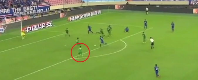 Copertina di L’autogol più assurdo della storia? È il suo: entra a un minuto dalla fine e dopo pochi secondi combina il disastro