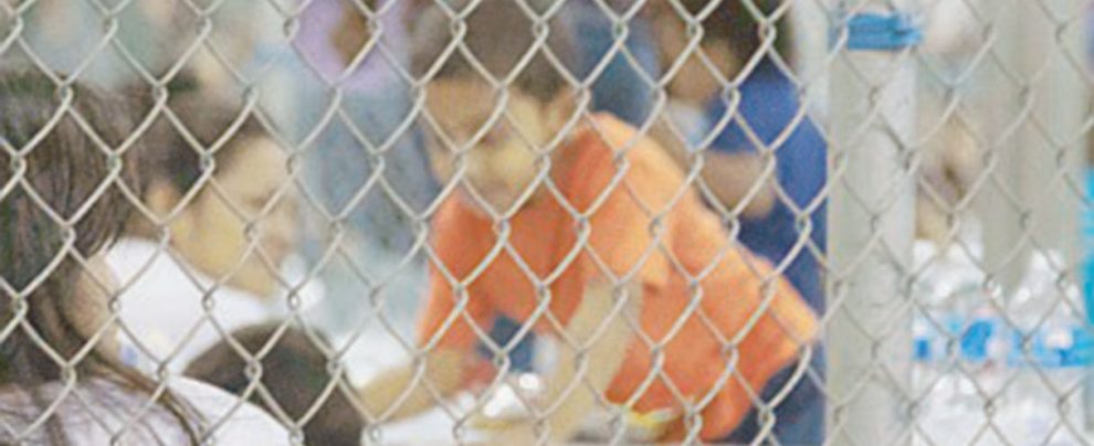 Sofferenze - Minori in un centro di detenzione al confine; Papa Francesco e il cardinale di Washington, Theodore McCarrick - LaPresse Piccoli migranti, centri di detenzione e orchi