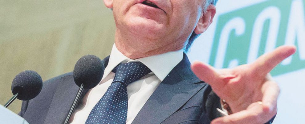 Contestato - Enrico Rossi è governatore della Toscana da otto anni - LaPresse La guerra dei rifiuti in Toscana: Rossi sfida i sindaci e il Pd