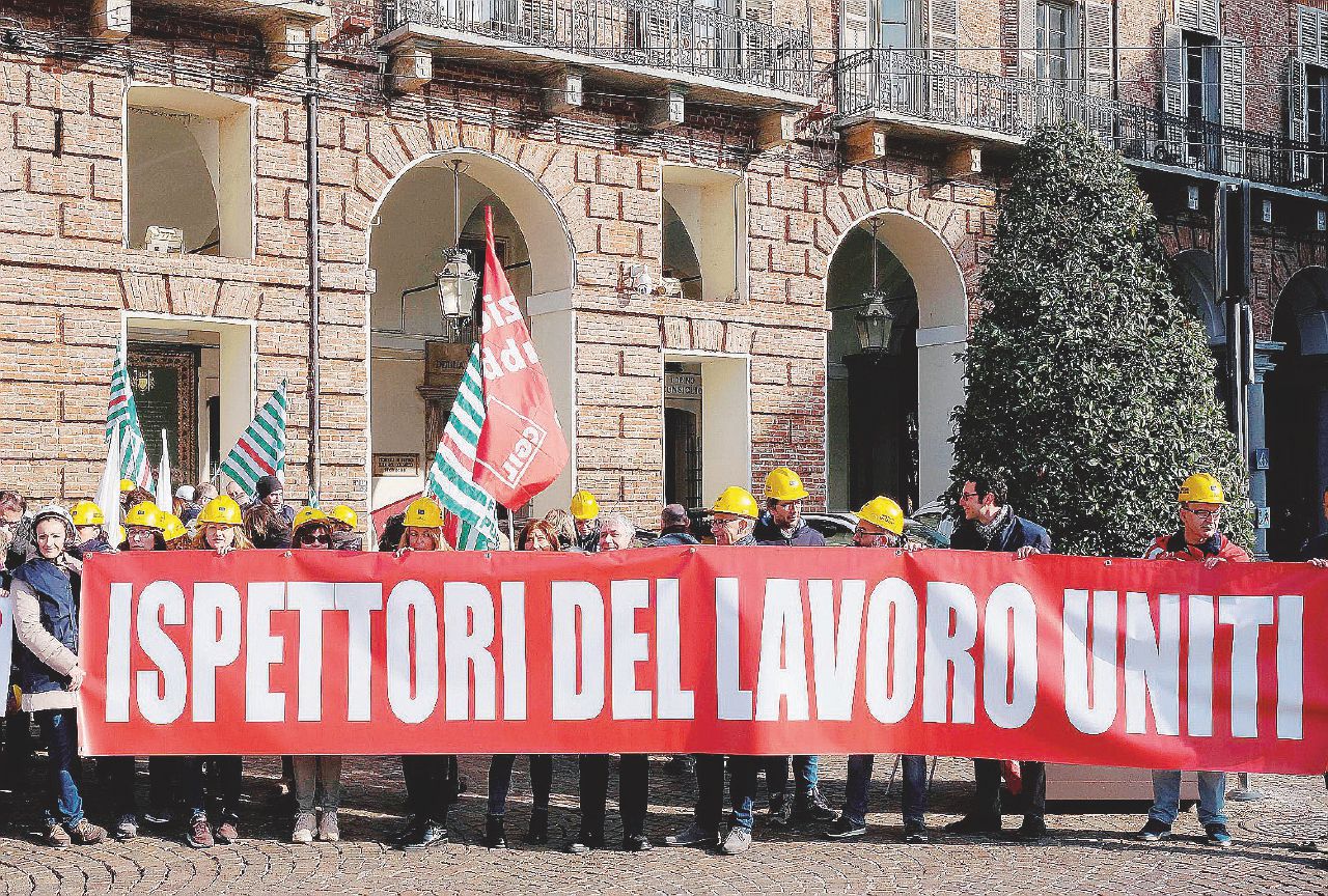 Decreto Dignità, critiche autogol di Martina. La licenziata da Anpal: “Non giochi su nostra pelle, Pd ha responsabilità”