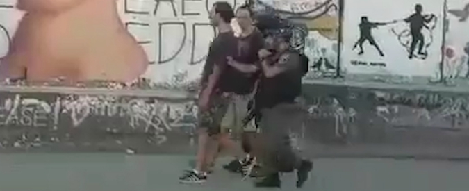 Copertina di Lo street artist napoletano Jorit arrestato dagli agenti israeliani: il momento del fermo insieme ad altre due persone