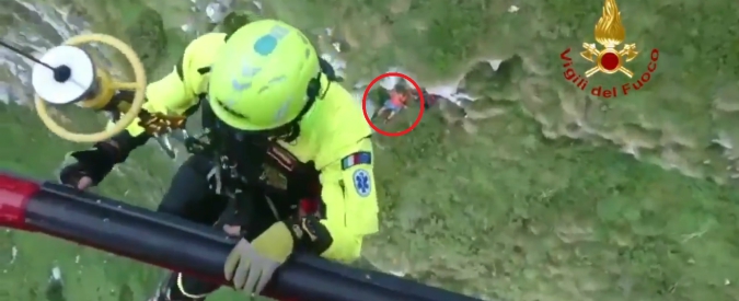 Copertina di Bloccato sulla parete di roccia per il maltempo, serve l’elicottero: lo spettacolare salvataggio dei vigili del fuoco