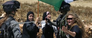 Copertina di Ahed Tamimi libera, a casa l’attivista palestinese 17enne che schiaffeggia i soldati: “La resistenza continuerà”