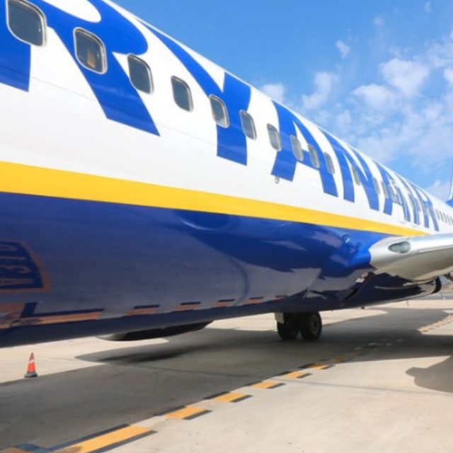 Ryanair, i neonati ora pagano 25 euro (anche se devono stare in braccio al genitore): la denuncia di Federconsumatori