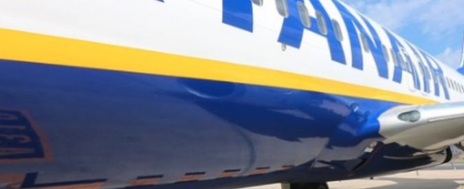 Ryanair, i neonati ora pagano 25 euro (anche se devono stare in braccio al genitore): la denuncia di Federconsumatori