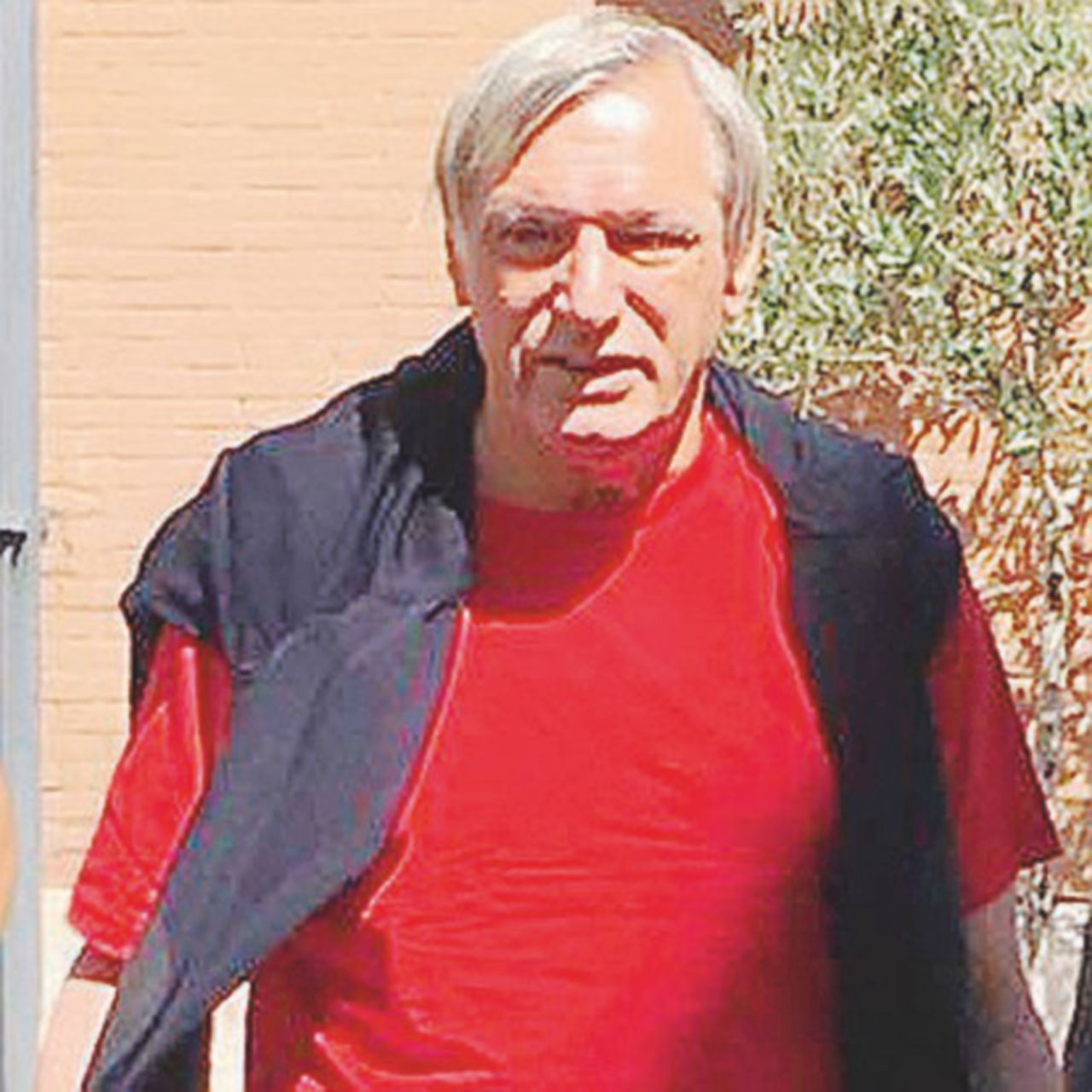 Don Ciotti e i preti di frontiera in maglietta rossa anti-Salvini