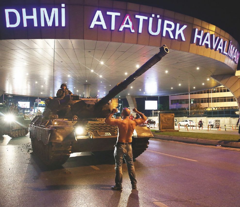 Fiume umano – La manifestazione nel secondo anniversario del fallito colpo di Stato – Ansa