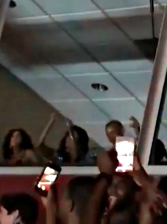 Copertina di Beyoncé e Jay-Z, anche Michelle e Barack Obama tra i fan: la coppia filmata mentre si scatena al concerto