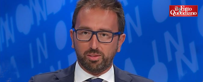 Copertina di Legittima difesa, Bonafede vs stampa: “Mi fa schifo. Indecente l’accusa secondo cui vogliamo far sparare di più”