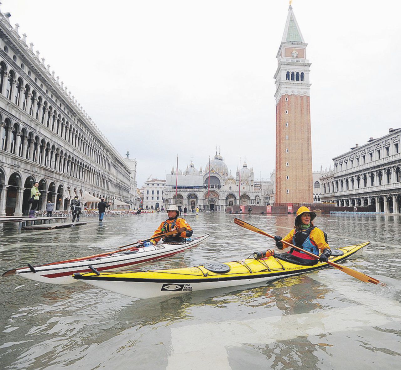 Copertina di No cafoni, no kayak, no kebab: le pazze ordinanze stagionali