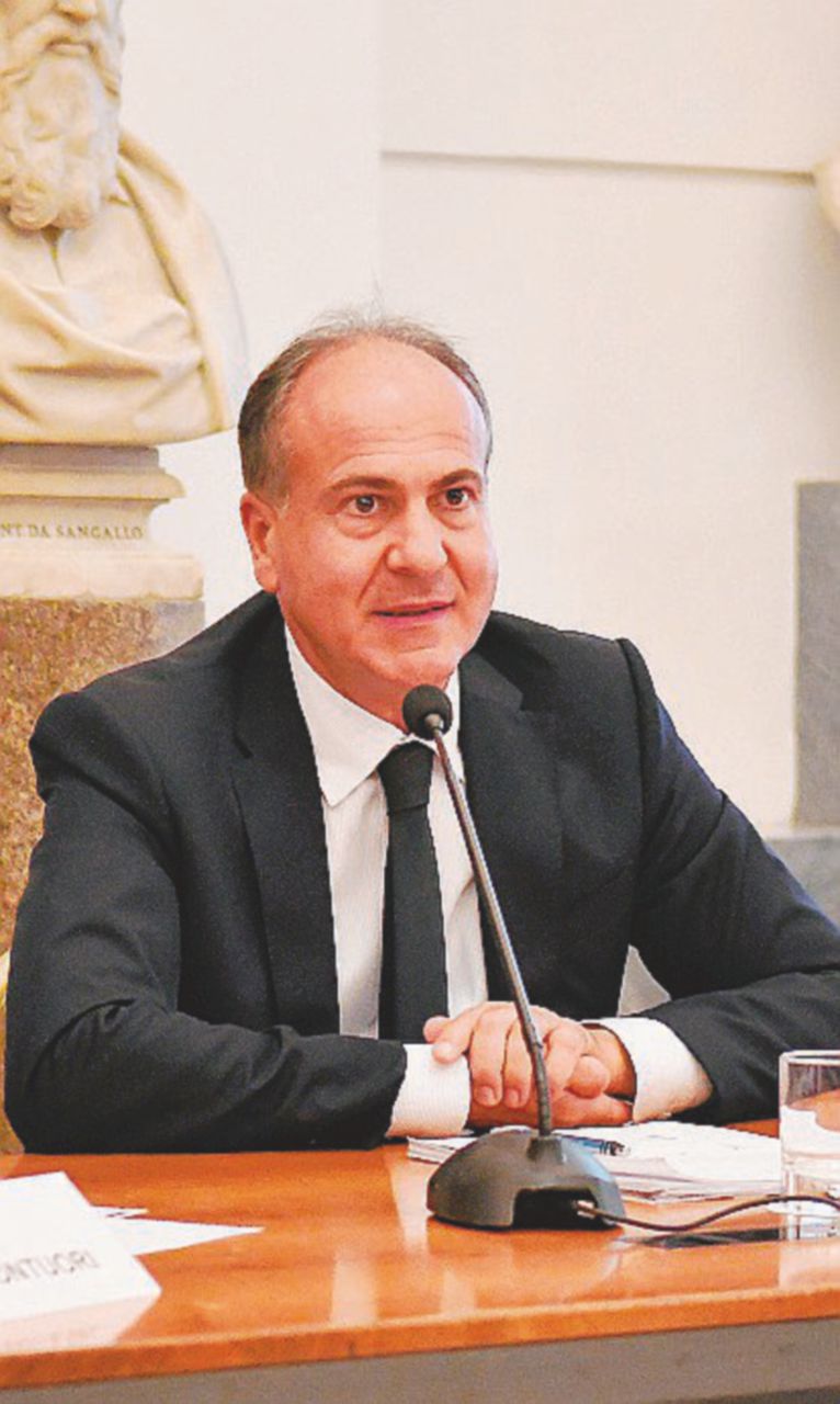 Copertina di Fs, il nuovo ad piace a destra e a sinistra