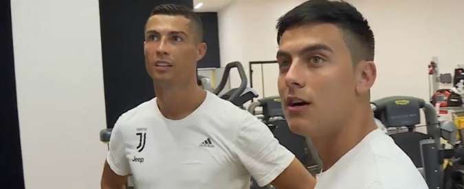 Copertina di Juventus, il debutto di Cristiano Ronaldo: l’incontro coi compagni, i sorrisi e i primi test fisici