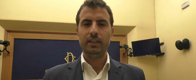 Copertina di Migranti, Palazzoto (Leu): “Nave italiana ha attuato respingimento, Salvini continua a non rispondere nel merito”