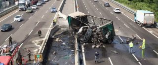 Copertina di A4, camion in fiamme dopo lo schianto: tratto interrotto e traffico paralizzato in direzione Milano
