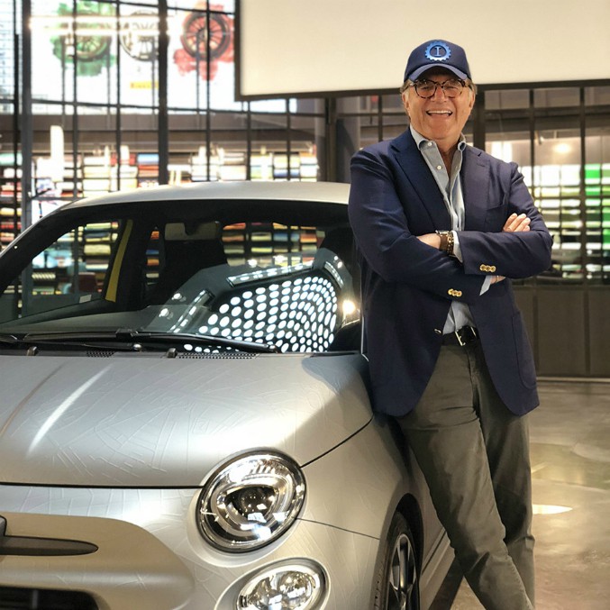 Copertina di Una Abarth 595 Competizione per Christian De Sica. Firmata da Lapo Elkann – FOTO