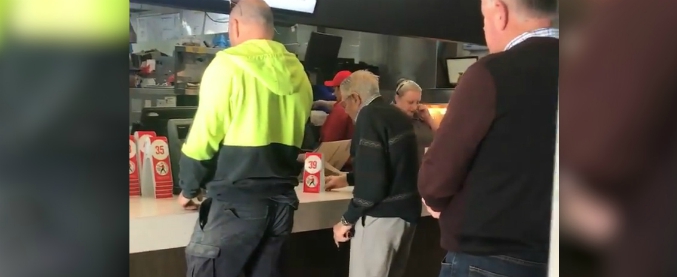 Copertina di L’anziano non ha i soldi per pagare il pasto, ma quello che fa questo sconosciuto lo sorprenderà. Ecco il gesto commovente