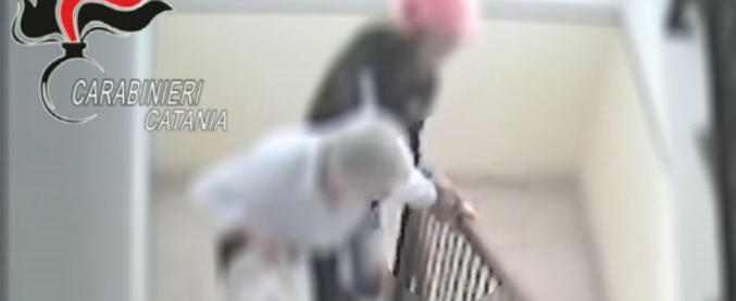 Copertina di Catania, rapinatore frattura il dito ad anziana per toglierle la fede. Le immagini sulle scale di casa