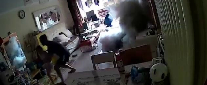 Copertina di Quando il pericolo si nasconde in salotto: il monopattino esplode all’improvviso e mette in fuga tutta la famiglia