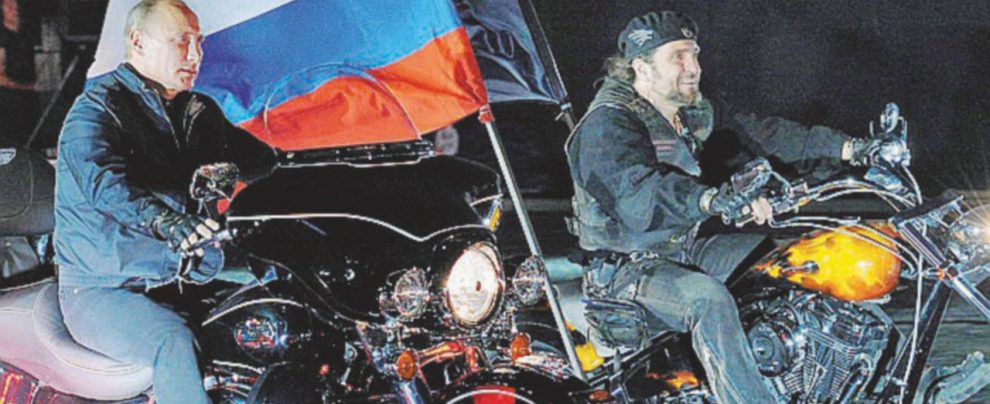 Romba il motore - Agosto 2011, Putin, all’epoca primo ministro, con Alexander Zaldostanov, capo dei bikers - Ansa Altro che Spetsnaz, il Cremlino manda i bikers