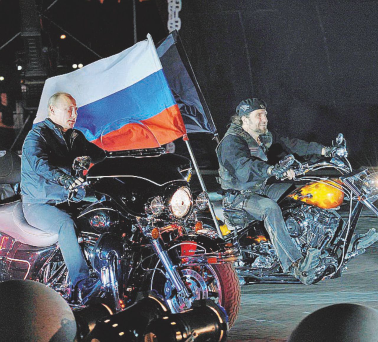 Romba il motore - Agosto 2011, Putin, all’epoca primo ministro, con Alexander Zaldostanov, capo dei bikers - Ansa Altro che Spetsnaz, il Cremlino manda i bikers