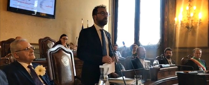 Copertina di Strage di Bologna, Bonafede alla commemorazione: “Verità è un obbligo morale. Finora Stato negligente, ora fatti”