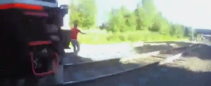 Copertina di Cammina sui binari ma il treno è alle sue spalle: il video del poliziotto toglie il fiato. E alla fine ci sono le lacrime