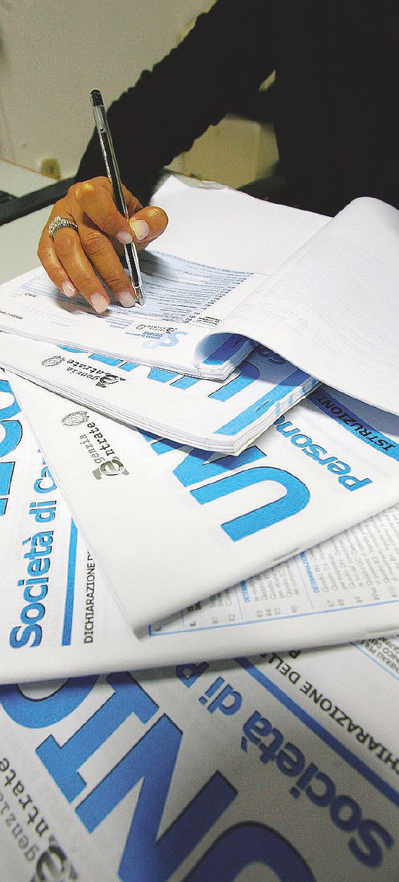 Indagine - L’Agenzia delle entrate vigila sui Caf - Ansa Schede sparite e scelte fasulle: le mani dei Caf sul 5 per mille