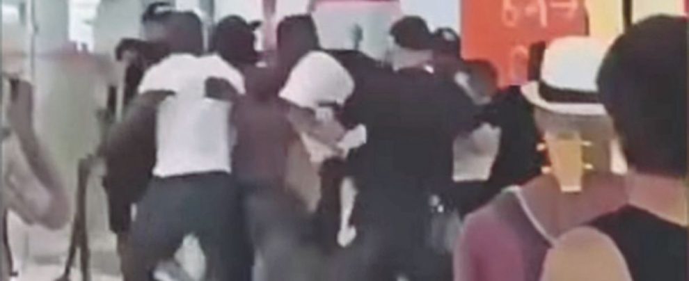Bagarre - Un momento della rissa tra i rapper francesi a Orly Randelrapper, più pugni che rime: i clan di Booba e Kaaris se le suonano al gate