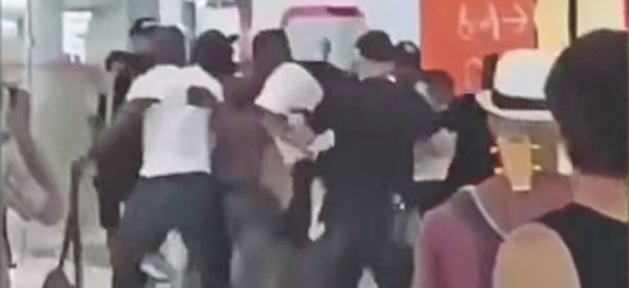 Bagarre - Un momento della rissa tra i rapper francesi a Orly Randelrapper, più pugni che rime: i clan di Booba e Kaaris se le suonano al gate