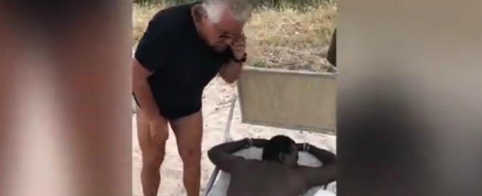 Copertina di Grillo telefona a Salvini: “Ma dove sei? Qui c’è un nero sul lettino, fai qualcosa”. L’ironia in spiaggia