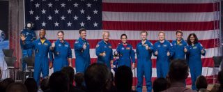 Copertina di Nasa, ecco i 9 astronauti scelti per i voli spaziali turistici: “Si apre una nuova era per il volo umano” – FOTO