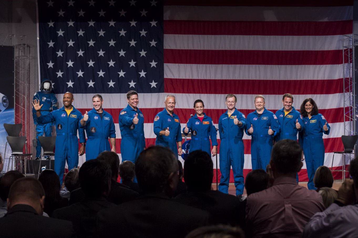 Copertina di Nasa, ecco i 9 astronauti scelti per i voli spaziali turistici: “Si apre una nuova era per il volo umano” – FOTO