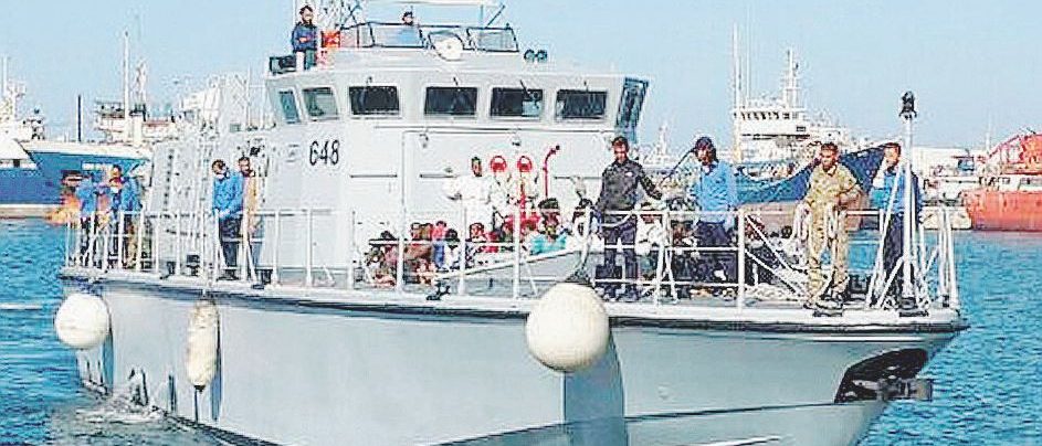 Più mezzi a disposizione - Una motovedetta della marina libica in entrata al porto di Tripoli - Ansa Motovedette alla Libia: Pd diviso sul post-Minniti