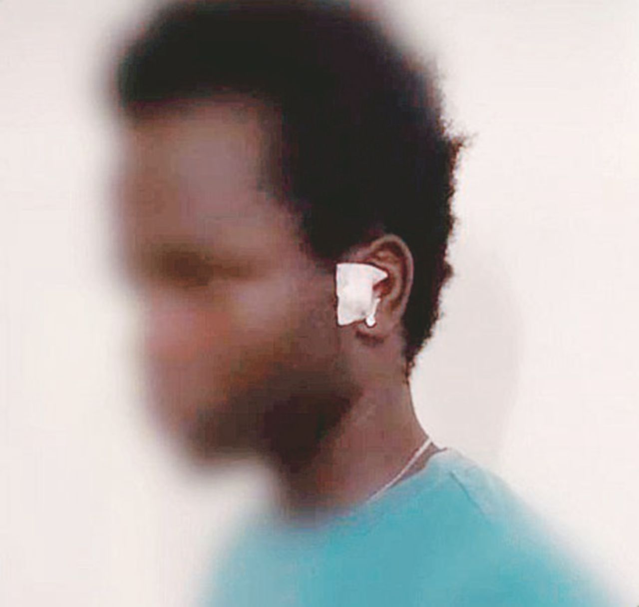 La vittima - Dieng Khalifa, senegale di 24 anni, aggredito con calci e pugni a Partinico (Palermo) - Ansa Aggredito senegalese: “Sono italiano”. Due minuti e mezzo di calci e pugni