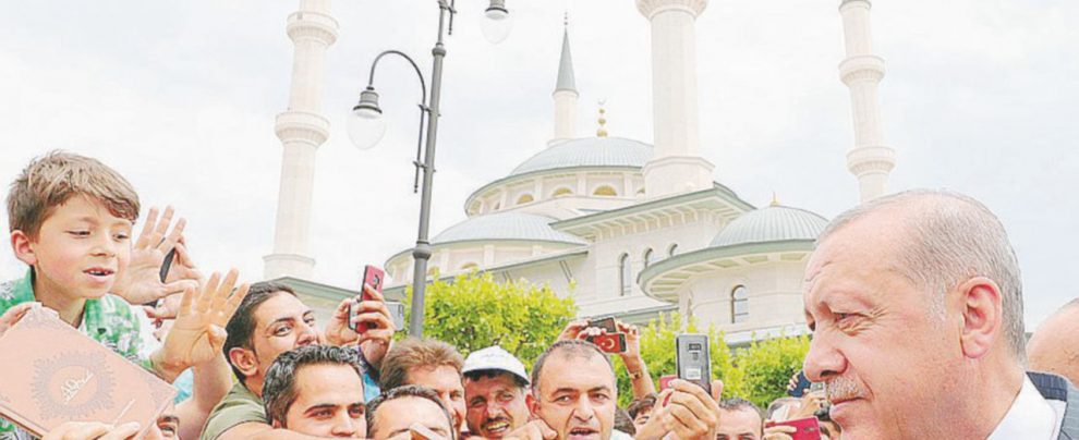 Con la folla - Il presidente turco Erdogan saluta i suoi sostenitori - Ansa La legge che manda la democrazia in vacanza