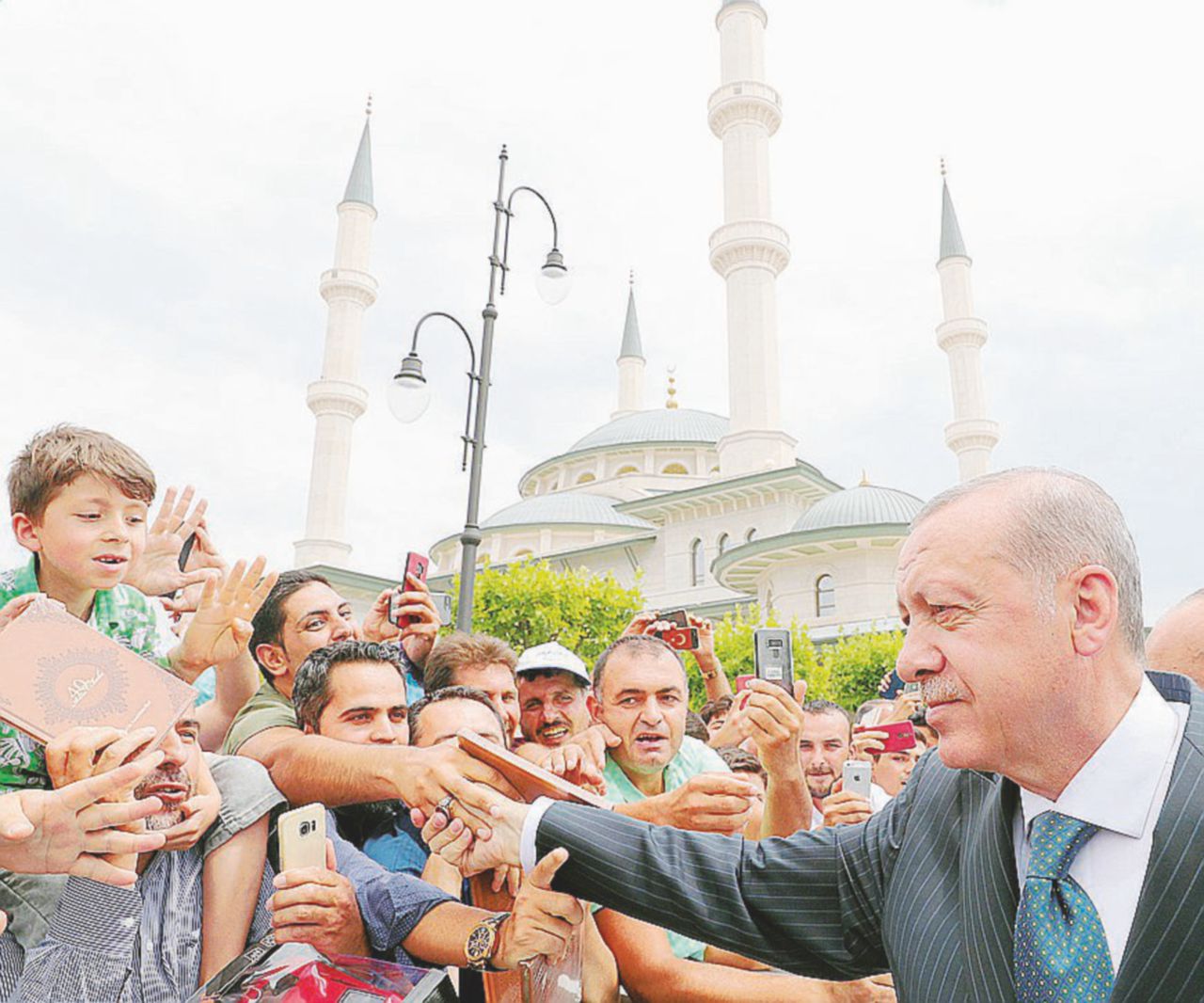 Con la folla - Il presidente turco Erdogan saluta i suoi sostenitori - Ansa La legge che manda la democrazia in vacanza