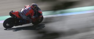Copertina di MotoGp Repubblica Ceca, Dovizioso vince in volata su Lorenzo: doppietta Ducati. Marquez finisce terzo, Rossi giù dal podio