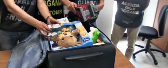 Copertina di Fiumicino, ecstasy nel latte in polvere per bambini. Guardia di finanza sequestra 12mila pasticche nascoste tra i giocattoli