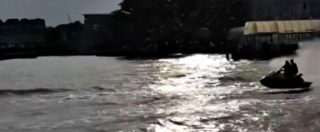 Copertina di Sembra un film ma è tutto vero: l’impressionante inseguimento sulle acque del Tamigi