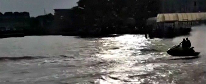 Copertina di Sembra un film ma è tutto vero: l’impressionante inseguimento sulle acque del Tamigi
