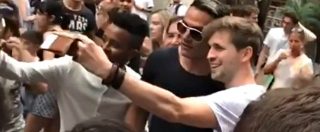 Copertina di Milano, Cristiano Ronaldo a passeggio tra cori e selfie con i fan…o no? Il “campione” nasconde un segreto