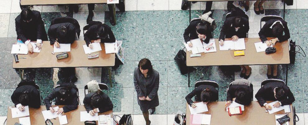 Prova d’esame - Una professoressa giapponese controlla alcuni studenti impegnati in una verifica - Ansa Dottori sì, dottoresse no. A Tokyo truccano i concorsi