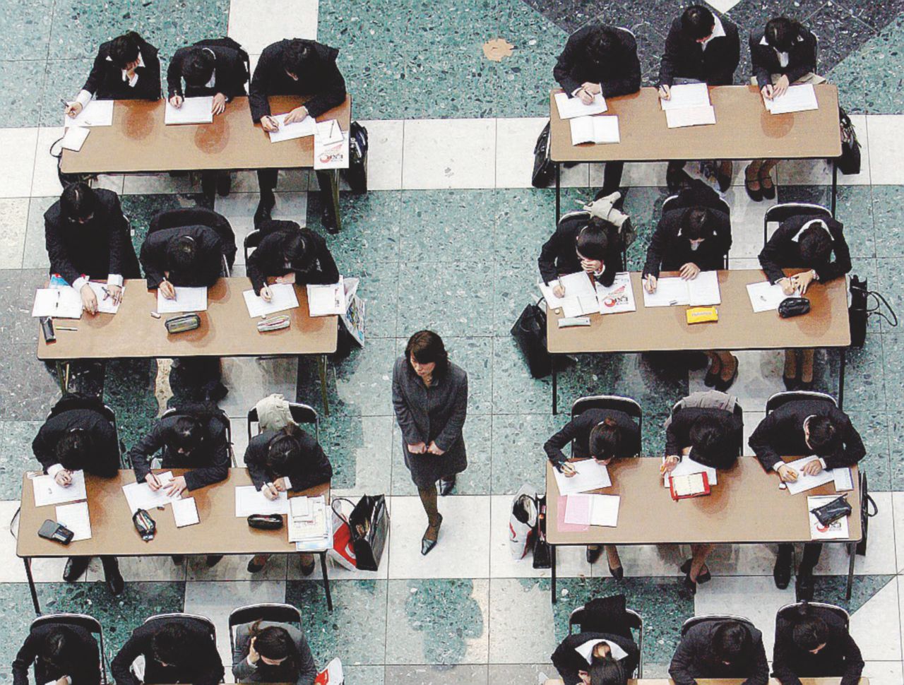 Prova d’esame - Una professoressa giapponese controlla alcuni studenti impegnati in una verifica - Ansa Dottori sì, dottoresse no. A Tokyo truccano i concorsi