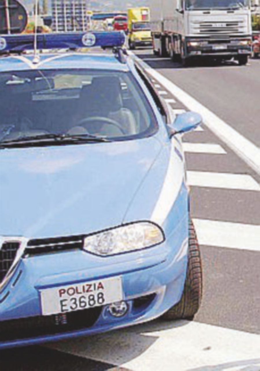 Tir contro furgone. Quattro braccianti perdono la vita Tir contro furgone. Quattro braccianti perdono la vita