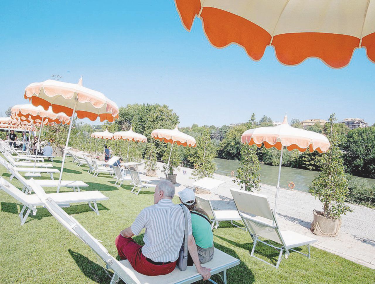 La spiaggia - “Tiberis, la spiaggia di Roma” nel giorno della sua apertura - Ansa Spiaggia a bordo Tevere: Roma prova a riqualificare il fiume
