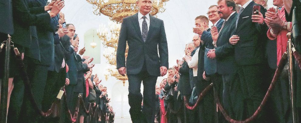 La sfilata dello Zar - Il presidente russo Vladimir Putin durante una recente cerimonia al Cremlino - Ansa “Mi chiamo Vitaly, sono russo e di professione facevo il troll”