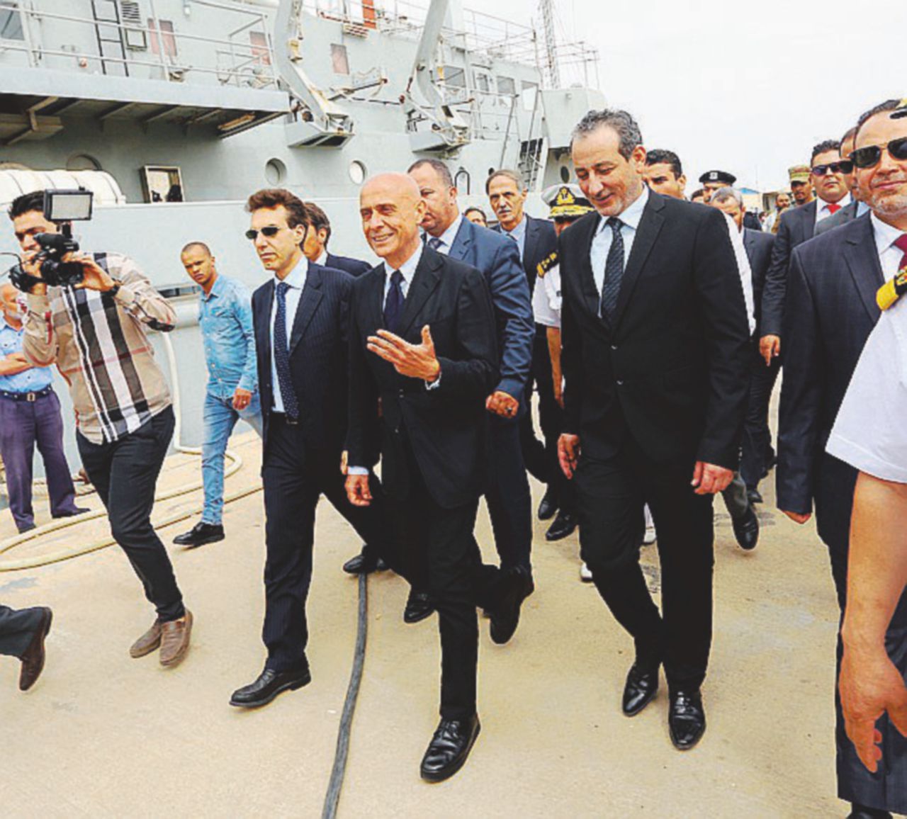 L’ex ministro - Marco Minniti in visita alla base militare di Tripoli nel 2017 - LaPresse “Incostituzionale cedere motovedette alla Libia”
